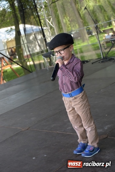 Zdjęcie w galerii na portalu naszraciborz.pl: Majówka pod zamkiem w Chałupkach [FOTO] wiadomości z regionu