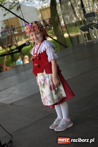 Zdjęcie w galerii na portalu naszraciborz.pl: Majówka pod zamkiem w Chałupkach [FOTO] wiadomości z regionu