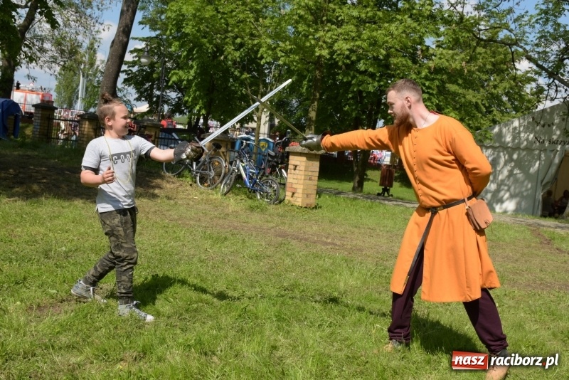 Zdjęcie w galerii na portalu naszraciborz.pl: Majówka pod zamkiem w Chałupkach [FOTO] wiadomości z regionu