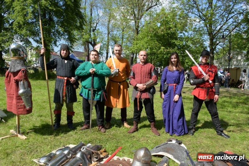 Zdjęcie w galerii na portalu naszraciborz.pl: Majówka pod zamkiem w Chałupkach [FOTO] wiadomości z regionu