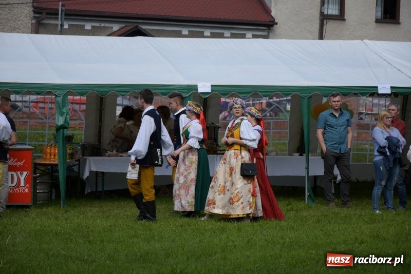 Zdjęcie w galerii na portalu naszraciborz.pl: Majówka pod zamkiem w Chałupkach [FOTO] wiadomości z regionu