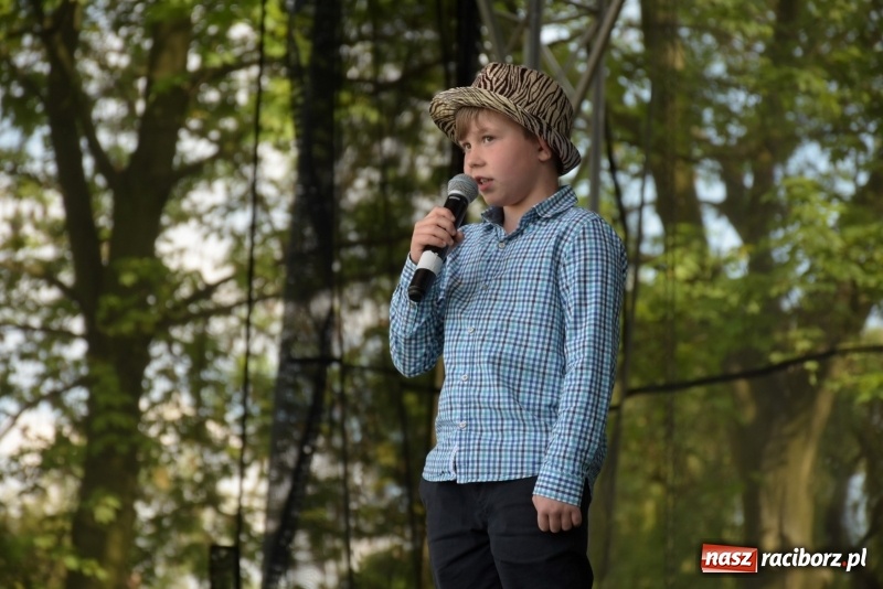 Zdjęcie w galerii na portalu naszraciborz.pl: Majówka pod zamkiem w Chałupkach [FOTO] wiadomości z regionu