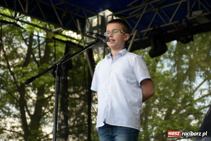 Zdjęcie w galerii na portalu naszraciborz.pl: Majówka pod zamkiem w Chałupkach [FOTO] wiadomości z regionu