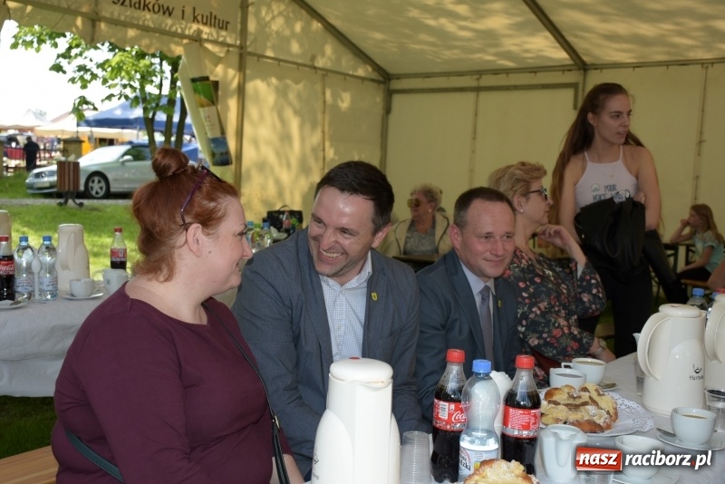 Zdjęcie w galerii na portalu naszraciborz.pl: Majówka pod zamkiem w Chałupkach [FOTO] wiadomości z regionu