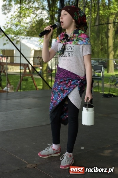 Zdjęcie w galerii na portalu naszraciborz.pl: Majówka pod zamkiem w Chałupkach [FOTO] wiadomości z regionu