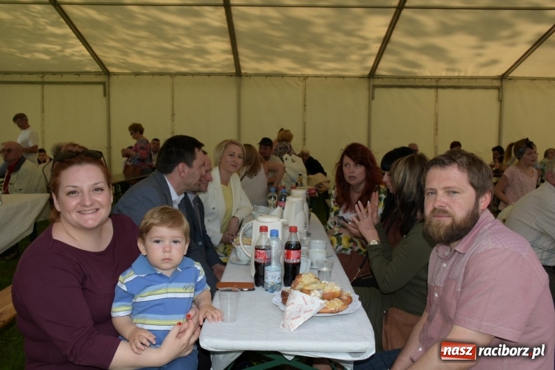 Zdjęcie w galerii na portalu naszraciborz.pl: Majówka pod zamkiem w Chałupkach [FOTO] wiadomości z regionu