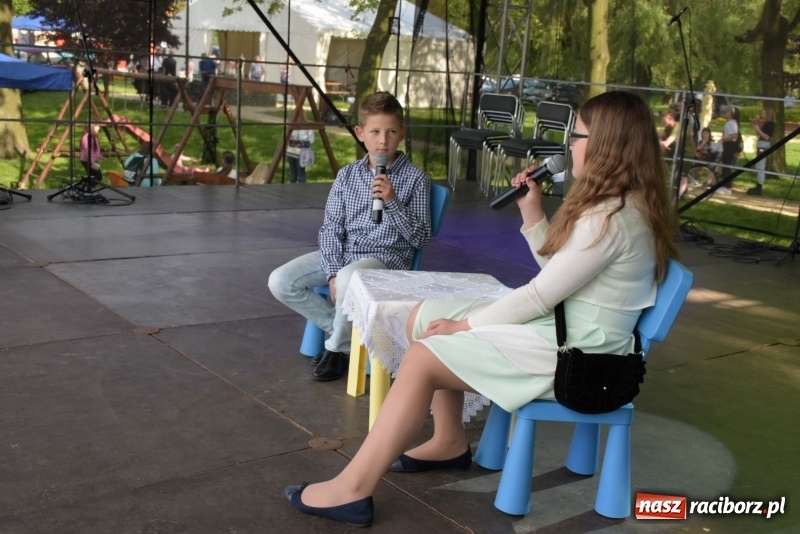 Zdjęcie w galerii na portalu naszraciborz.pl: Majówka pod zamkiem w Chałupkach [FOTO] wiadomości z regionu