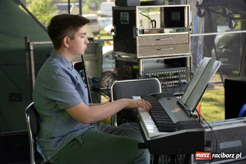 Zdjęcie w galerii na portalu naszraciborz.pl: Majówka pod zamkiem w Chałupkach [FOTO] wiadomości z regionu