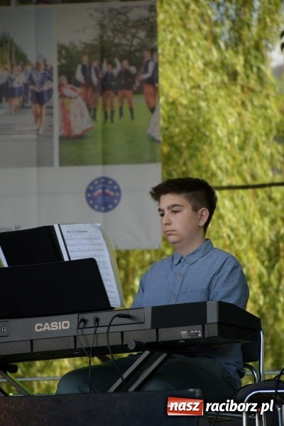 Zdjęcie w galerii na portalu naszraciborz.pl: Majówka pod zamkiem w Chałupkach [FOTO] wiadomości z regionu