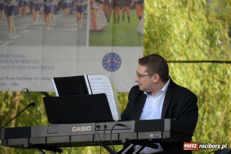 Zdjęcie w galerii na portalu naszraciborz.pl: Majówka pod zamkiem w Chałupkach [FOTO] wiadomości z regionu