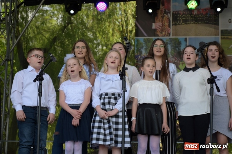 Zdjęcie w galerii na portalu naszraciborz.pl: Majówka pod zamkiem w Chałupkach [FOTO] wiadomości z regionu