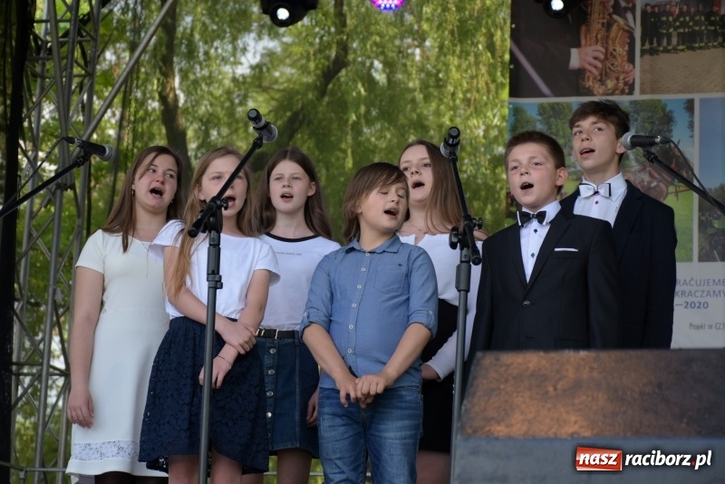 Zdjęcie w galerii na portalu naszraciborz.pl: Majówka pod zamkiem w Chałupkach [FOTO] wiadomości z regionu
