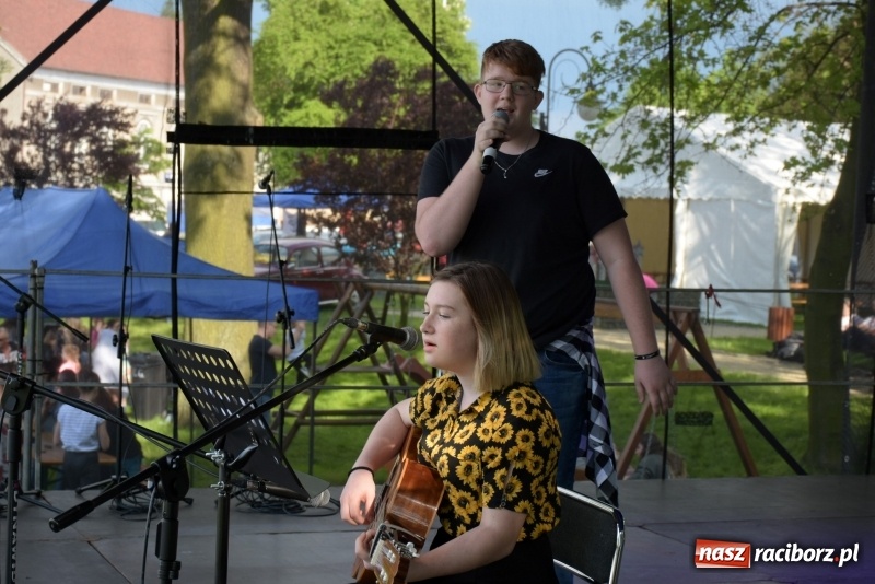 Zdjęcie w galerii na portalu naszraciborz.pl: Majówka pod zamkiem w Chałupkach [FOTO] wiadomości z regionu
