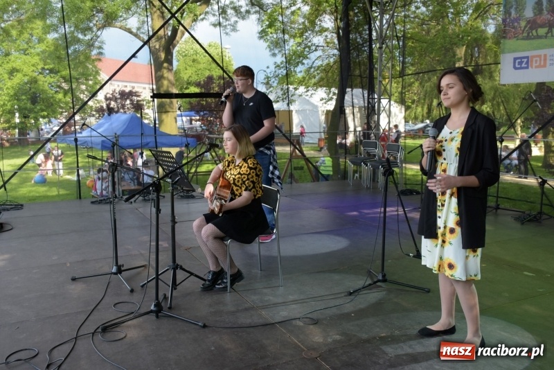 Zdjęcie w galerii na portalu naszraciborz.pl: Majówka pod zamkiem w Chałupkach [FOTO] wiadomości z regionu