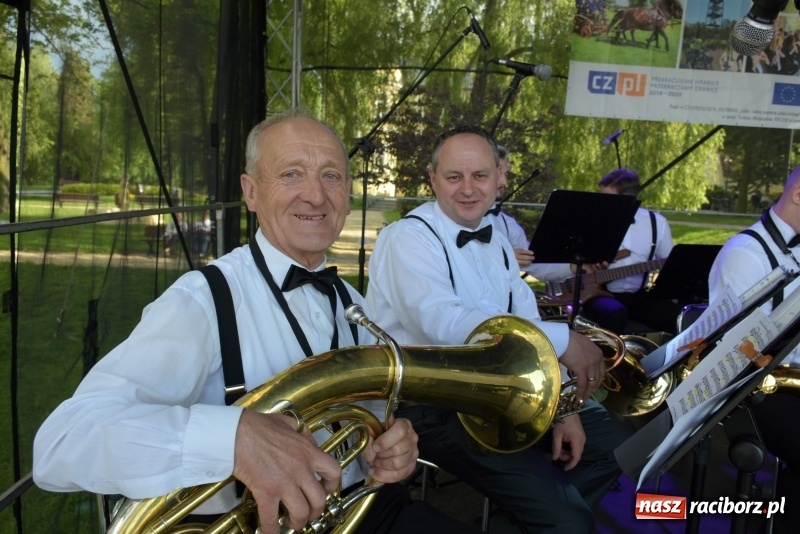 Zdjęcie w galerii na portalu naszraciborz.pl: Majówka pod zamkiem w Chałupkach [FOTO] wiadomości z regionu