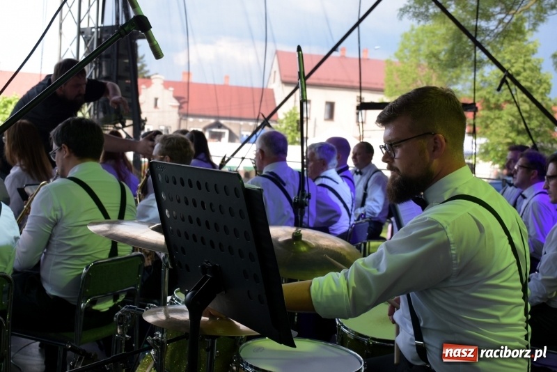Zdjęcie w galerii na portalu naszraciborz.pl: Majówka pod zamkiem w Chałupkach [FOTO] wiadomości z regionu