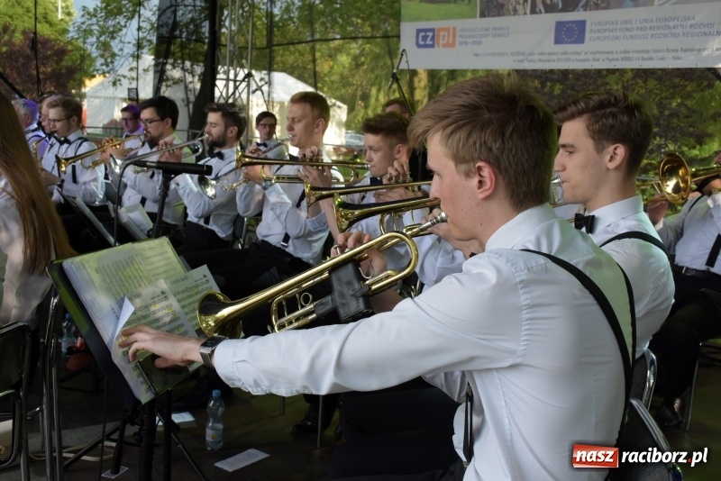 Zdjęcie w galerii na portalu naszraciborz.pl: Majówka pod zamkiem w Chałupkach [FOTO] wiadomości z regionu