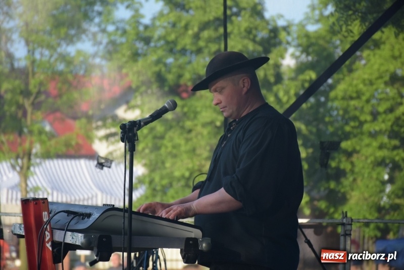 Zdjęcie w galerii na portalu naszraciborz.pl: Majówka pod zamkiem w Chałupkach [FOTO] wiadomości z regionu
