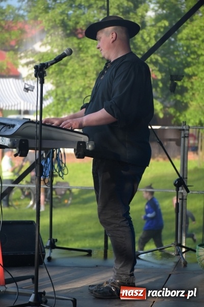 Zdjęcie w galerii na portalu naszraciborz.pl: Majówka pod zamkiem w Chałupkach [FOTO] wiadomości z regionu