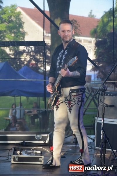 Zdjęcie w galerii na portalu naszraciborz.pl: Majówka pod zamkiem w Chałupkach [FOTO] wiadomości z regionu