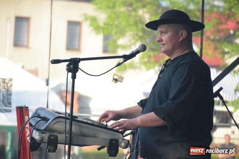 Zdjęcie w galerii na portalu naszraciborz.pl: Majówka pod zamkiem w Chałupkach [FOTO] wiadomości z regionu