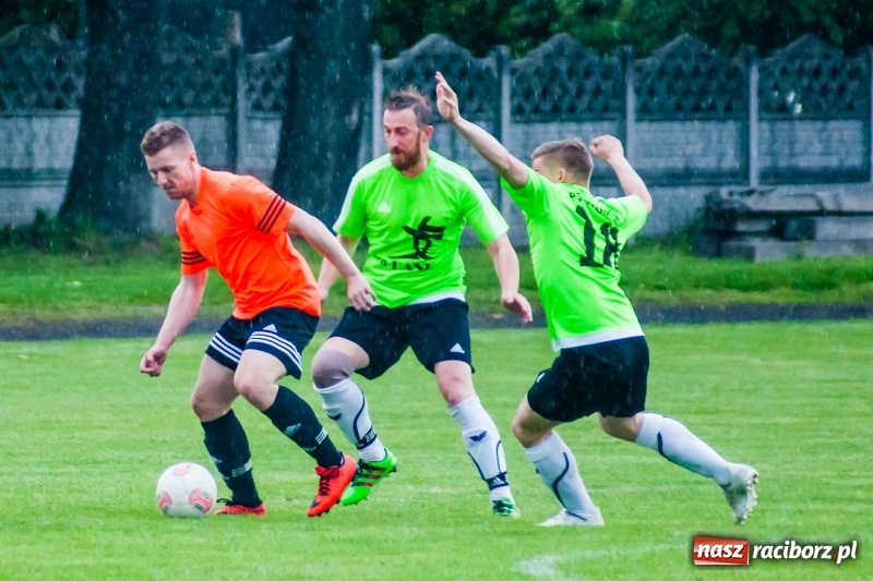 Zdjęcie w galerii na portalu naszraciborz.pl: Tworków uległ Studziennej. Zmiana lidera w A klasie [FOTO] wiadomości z regionu
