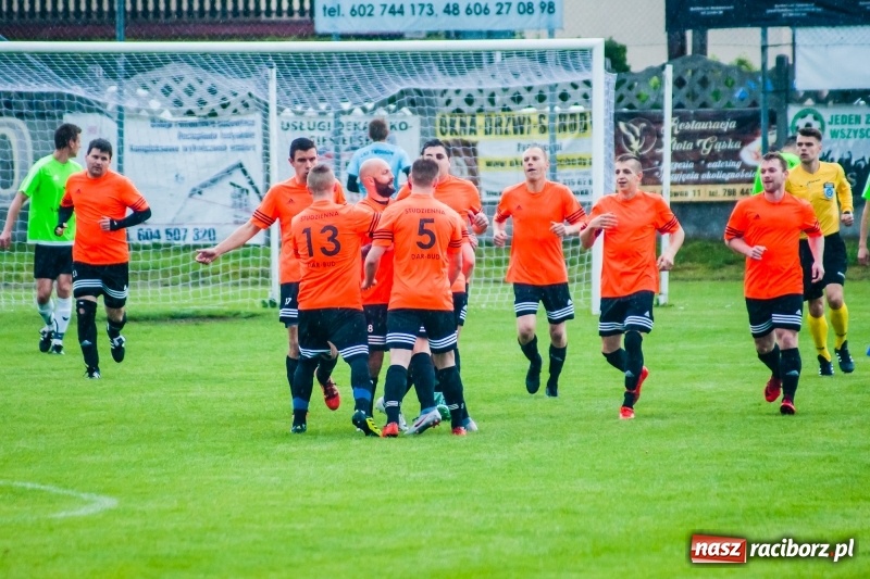 Zdjęcie w galerii na portalu naszraciborz.pl: Tworków uległ Studziennej. Zmiana lidera w A klasie [FOTO] wiadomości z regionu