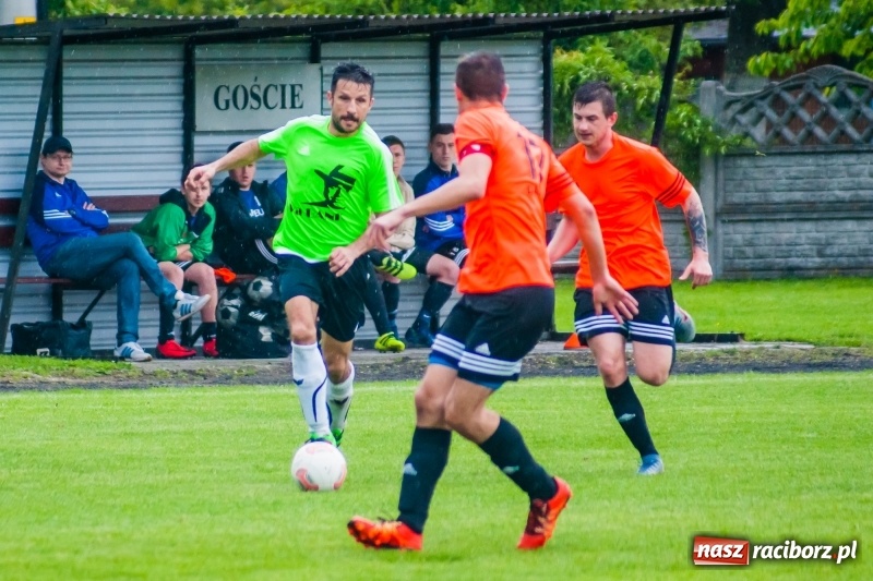 Zdjęcie w galerii na portalu naszraciborz.pl: Tworków uległ Studziennej. Zmiana lidera w A klasie [FOTO] wiadomości z regionu