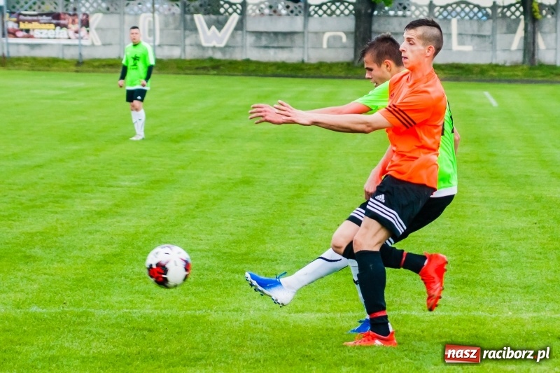 Zdjęcie w galerii na portalu naszraciborz.pl: Tworków uległ Studziennej. Zmiana lidera w A klasie [FOTO] wiadomości z regionu