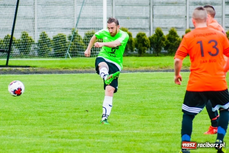 Zdjęcie w galerii na portalu naszraciborz.pl: Tworków uległ Studziennej. Zmiana lidera w A klasie [FOTO] wiadomości z regionu