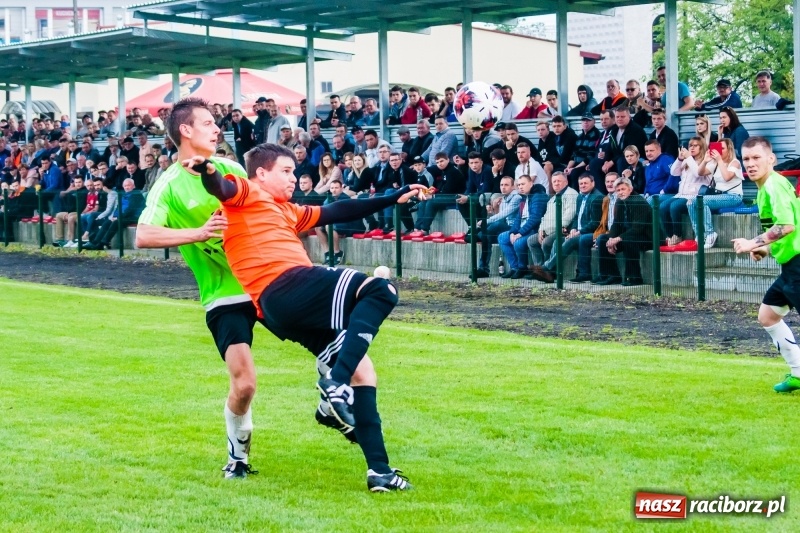 Zdjęcie w galerii na portalu naszraciborz.pl: Tworków uległ Studziennej. Zmiana lidera w A klasie [FOTO] wiadomości z regionu