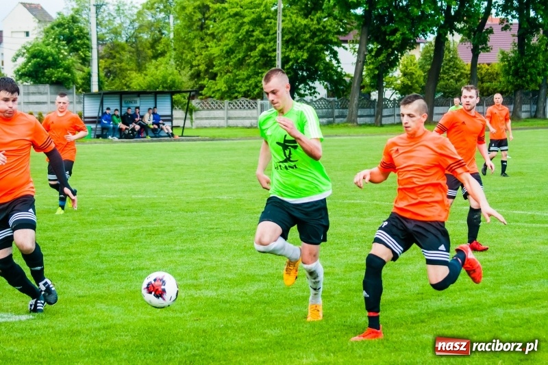 Zdjęcie w galerii na portalu naszraciborz.pl: Tworków uległ Studziennej. Zmiana lidera w A klasie [FOTO] wiadomości z regionu