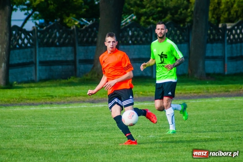 Zdjęcie w galerii na portalu naszraciborz.pl: Tworków uległ Studziennej. Zmiana lidera w A klasie [FOTO] wiadomości z regionu