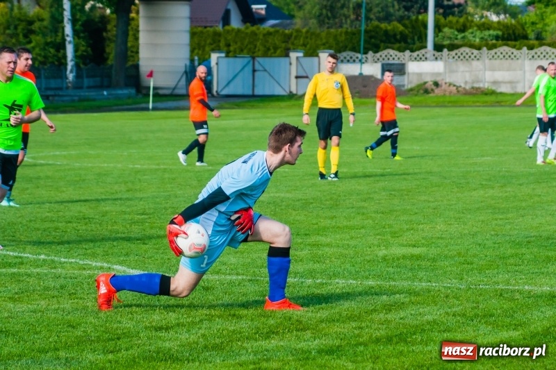 Zdjęcie w galerii na portalu naszraciborz.pl: Tworków uległ Studziennej. Zmiana lidera w A klasie [FOTO] wiadomości z regionu