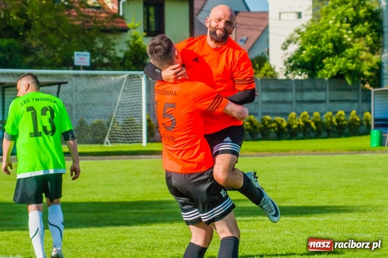 Zdjęcie w galerii na portalu naszraciborz.pl: Tworków uległ Studziennej. Zmiana lidera w A klasie [FOTO] wiadomości z regionu