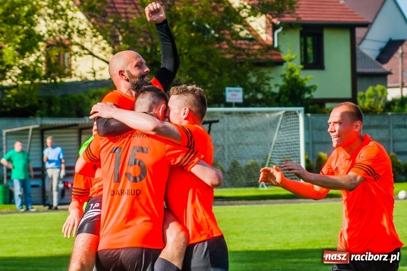 Zdjęcie w galerii na portalu naszraciborz.pl: Tworków uległ Studziennej. Zmiana lidera w A klasie [FOTO] wiadomości z regionu