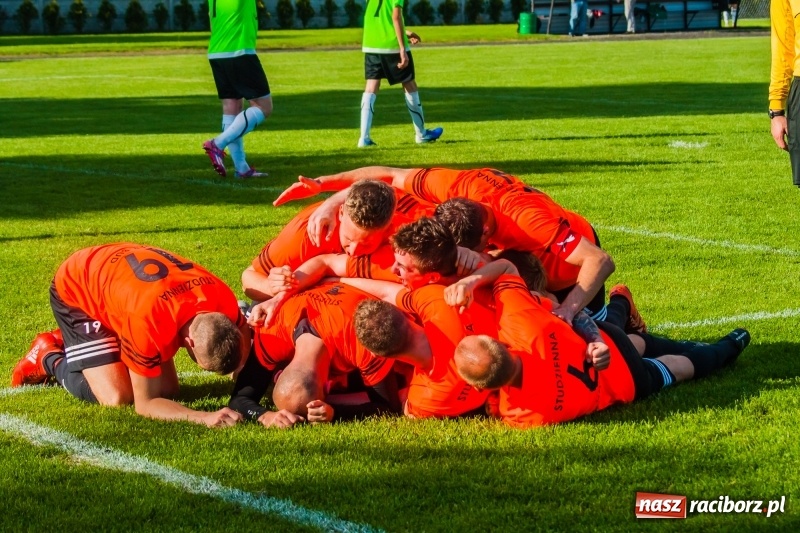 Zdjęcie w galerii na portalu naszraciborz.pl: Tworków uległ Studziennej. Zmiana lidera w A klasie [FOTO] wiadomości z regionu