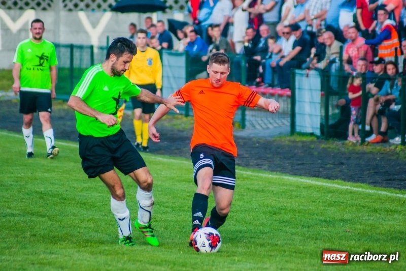 Zdjęcie w galerii na portalu naszraciborz.pl: Tworków uległ Studziennej. Zmiana lidera w A klasie [FOTO] wiadomości z regionu