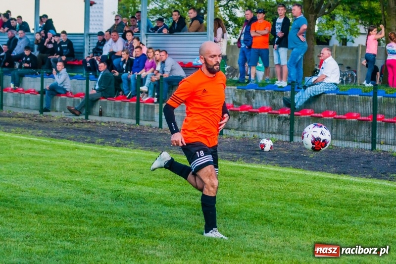 Zdjęcie w galerii na portalu naszraciborz.pl: Tworków uległ Studziennej. Zmiana lidera w A klasie [FOTO] wiadomości z regionu