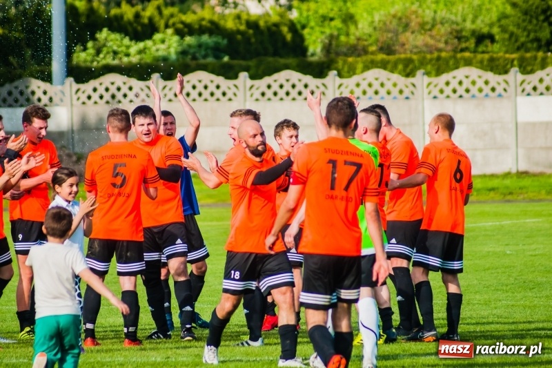 Zdjęcie w galerii na portalu naszraciborz.pl: Tworków uległ Studziennej. Zmiana lidera w A klasie [FOTO] wiadomości z regionu