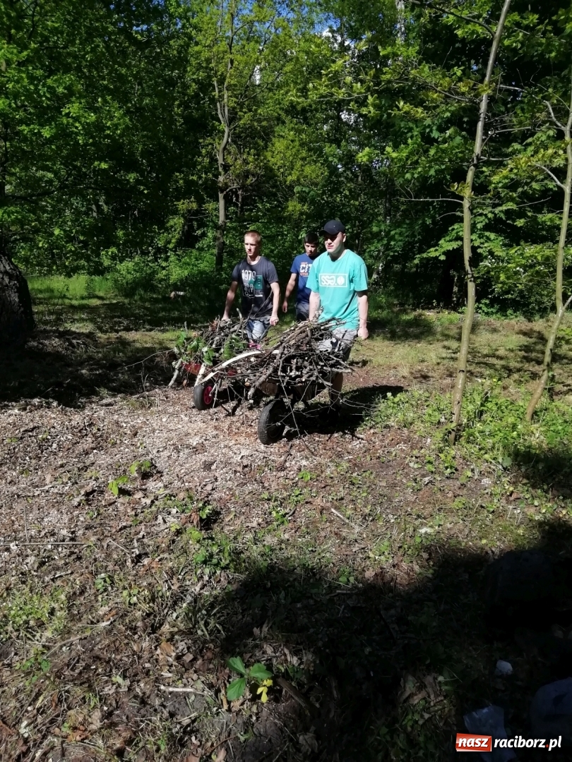 Zdjęcie w galerii na portalu naszraciborz.pl: Piknik przy grillu w Kuźni Raciborskiej wiadomości z regionu