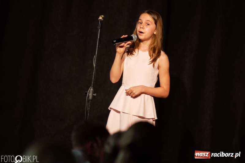 Zdjęcie w galerii na portalu naszraciborz.pl: Koncert z okazji Dnia Mamy i Taty na Zamku Piastowskim wiadomości z regionu