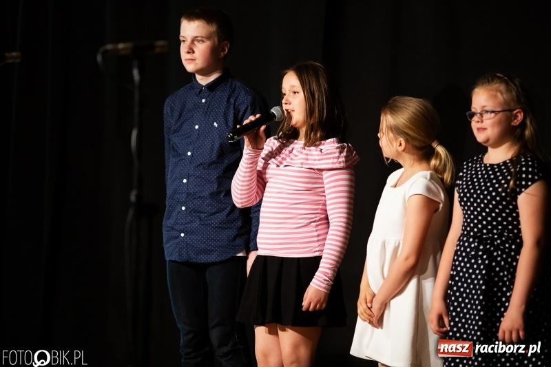 Zdjęcie w galerii na portalu naszraciborz.pl: Koncert z okazji Dnia Mamy i Taty na Zamku Piastowskim wiadomości z regionu