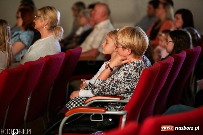 Zdjęcie w galerii na portalu naszraciborz.pl: Koncert z okazji Dnia Mamy i Taty na Zamku Piastowskim wiadomości z regionu