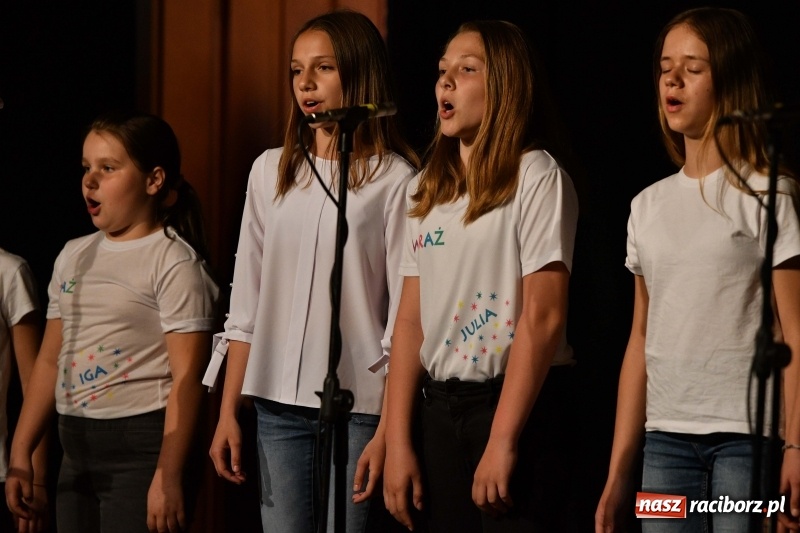 Zdjęcie w galerii na portalu naszraciborz.pl: Koncert z okazji Dnia Mamy i Taty na Zamku Piastowskim wiadomości z regionu