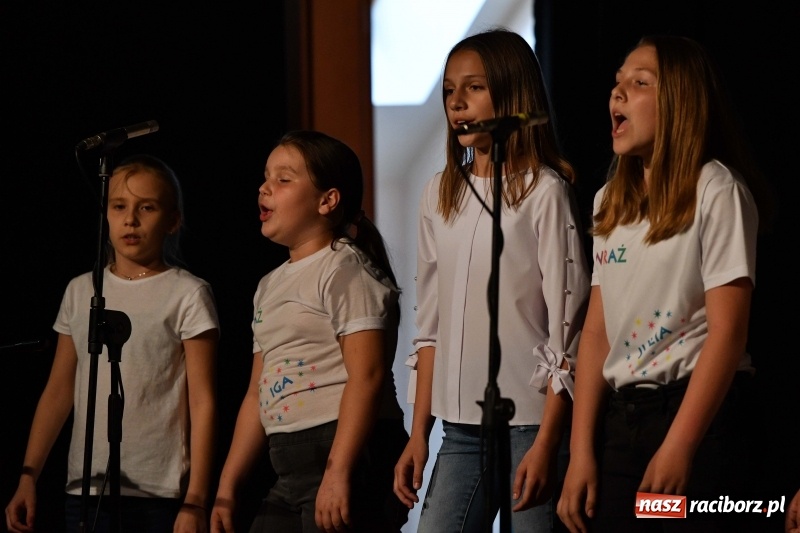 Zdjęcie w galerii na portalu naszraciborz.pl: Koncert z okazji Dnia Mamy i Taty na Zamku Piastowskim wiadomości z regionu