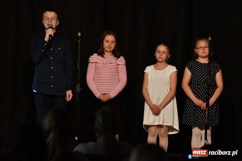 Zdjęcie w galerii na portalu naszraciborz.pl: Koncert z okazji Dnia Mamy i Taty na Zamku Piastowskim wiadomości z regionu