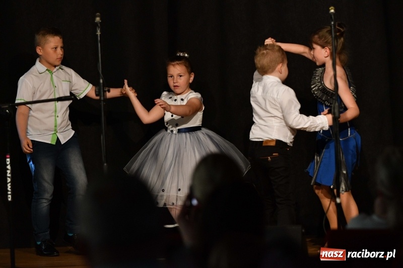 Zdjęcie w galerii na portalu naszraciborz.pl: Koncert z okazji Dnia Mamy i Taty na Zamku Piastowskim wiadomości z regionu