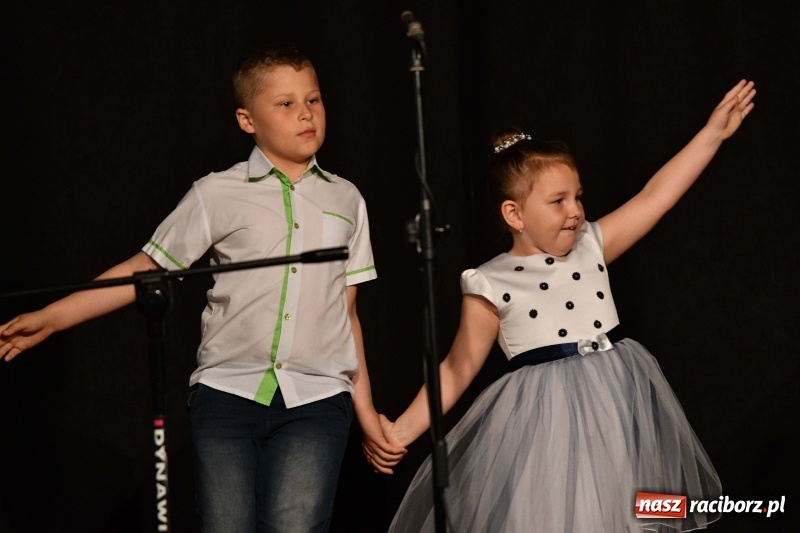 Zdjęcie w galerii na portalu naszraciborz.pl: Koncert z okazji Dnia Mamy i Taty na Zamku Piastowskim wiadomości z regionu