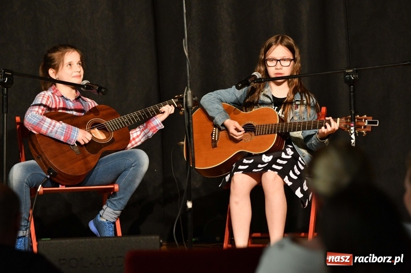 Zdjęcie w galerii na portalu naszraciborz.pl: Koncert z okazji Dnia Mamy i Taty na Zamku Piastowskim wiadomości z regionu